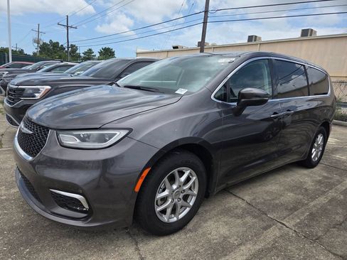 Used 2023 Chrysler Pacifica Touring-L FWD image 6