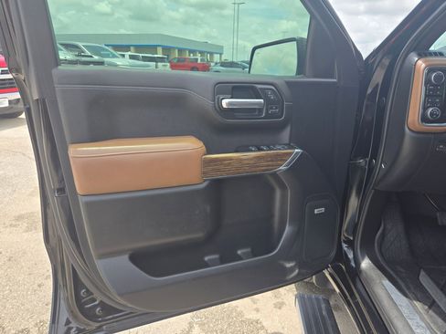 Used 2019 Chevrolet Silverado 1500 High Country w/ Technology Package AWD/4WD image 12
