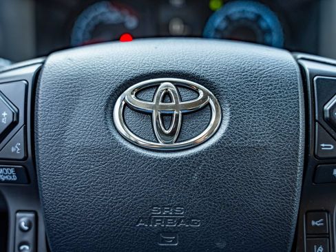 Used 2018 Toyota Tacoma SR w/ SR Convenience Package RWD image 22