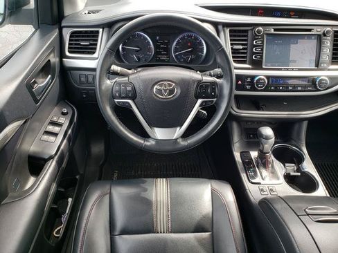 Used 2019 Toyota Highlander SE AWD/4WD image 18