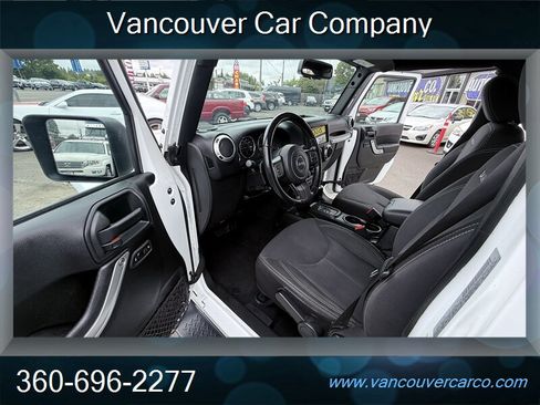Used 2018 Jeep Wrangler Unlimited Sahara AWD/4WD image 13