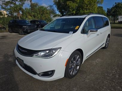 Used 2020 Chrysler Pacifica Limited w/ Tire & Wheel Group