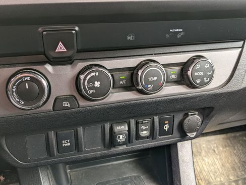 Used 2019 Toyota Tacoma TRD Sport image 18