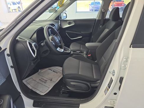 Used 2025 Kia Soul LX image 13