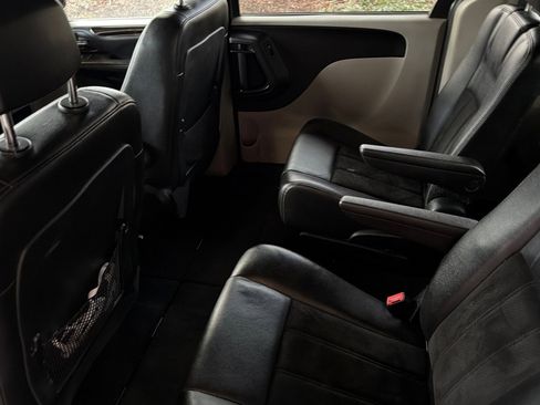 Used 2017 Dodge Grand Caravan SXT image 16