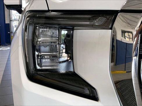 Used 2023 GMC Yukon XL SLT AWD/4WD image 34