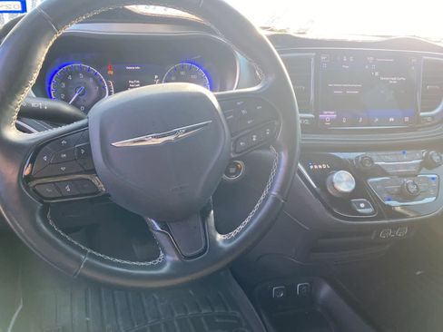 Used 2021 Chrysler Pacifica Touring w/ S Appearance Package image 11