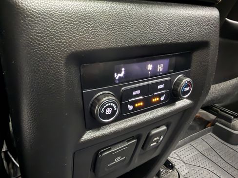 Used 2021 Chevrolet Traverse Premier image 26