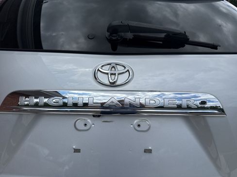 Used 2012 Toyota Highlander Limited w/ Tow Pkg AWD/4WD image 42