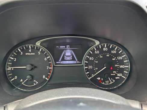 Used 2018 Nissan Pathfinder SV image 14