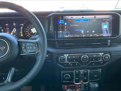 Used 2024 Jeep Gladiator Rubicon w/ Convenience Group image 6