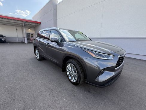 Used 2023 Toyota Highlander Limited image 2