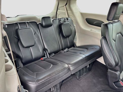 Used 2023 Chrysler Pacifica Touring-L FWD image 26