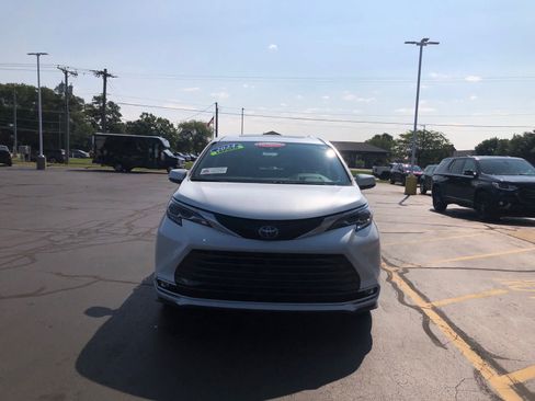 Used 2024 Toyota Sienna Platinum FWD image 5