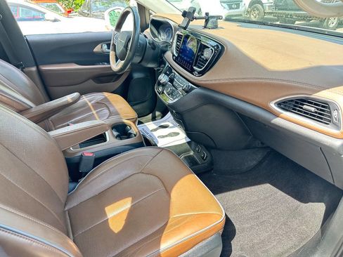 Used 2017 Chrysler Pacifica Limited FWD image 8