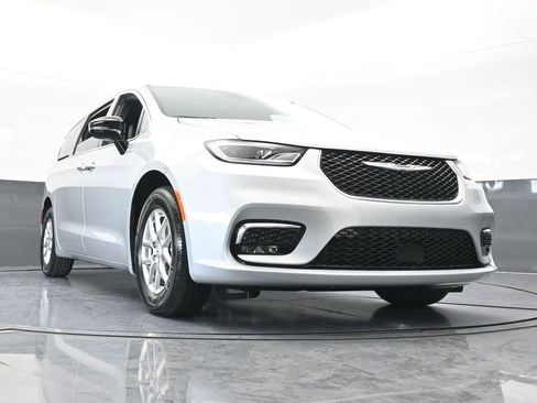 New 2026 Chrysler Pacifica Select image 61
