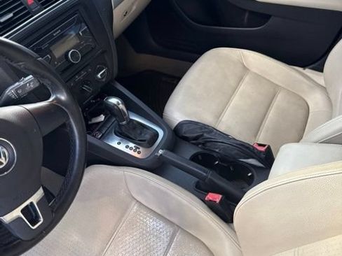 Used 2011 Volkswagen Jetta SEL FWD image 5