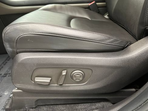 Used 2025 Kia Carnival FWD image 14