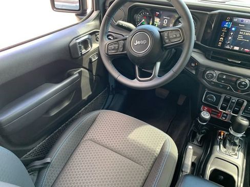 Used 2025 Jeep Wrangler Unlimited Rubicon 4xe AWD/4WD image 19