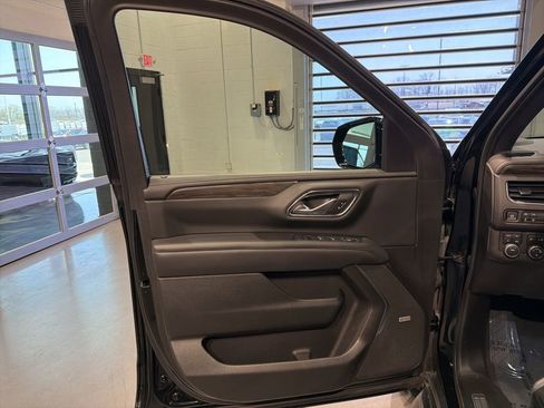 Used 2022 Chevrolet Tahoe LT w/ Luxury Package AWD/4WD image 13