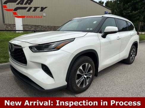 Used 2021 Toyota Highlander XLE AWD/4WD image 1