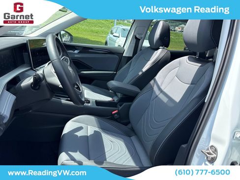 Used 2025 Volkswagen Tiguan SE w/ Panoramic Sunroof Package AWD/4WD image 10