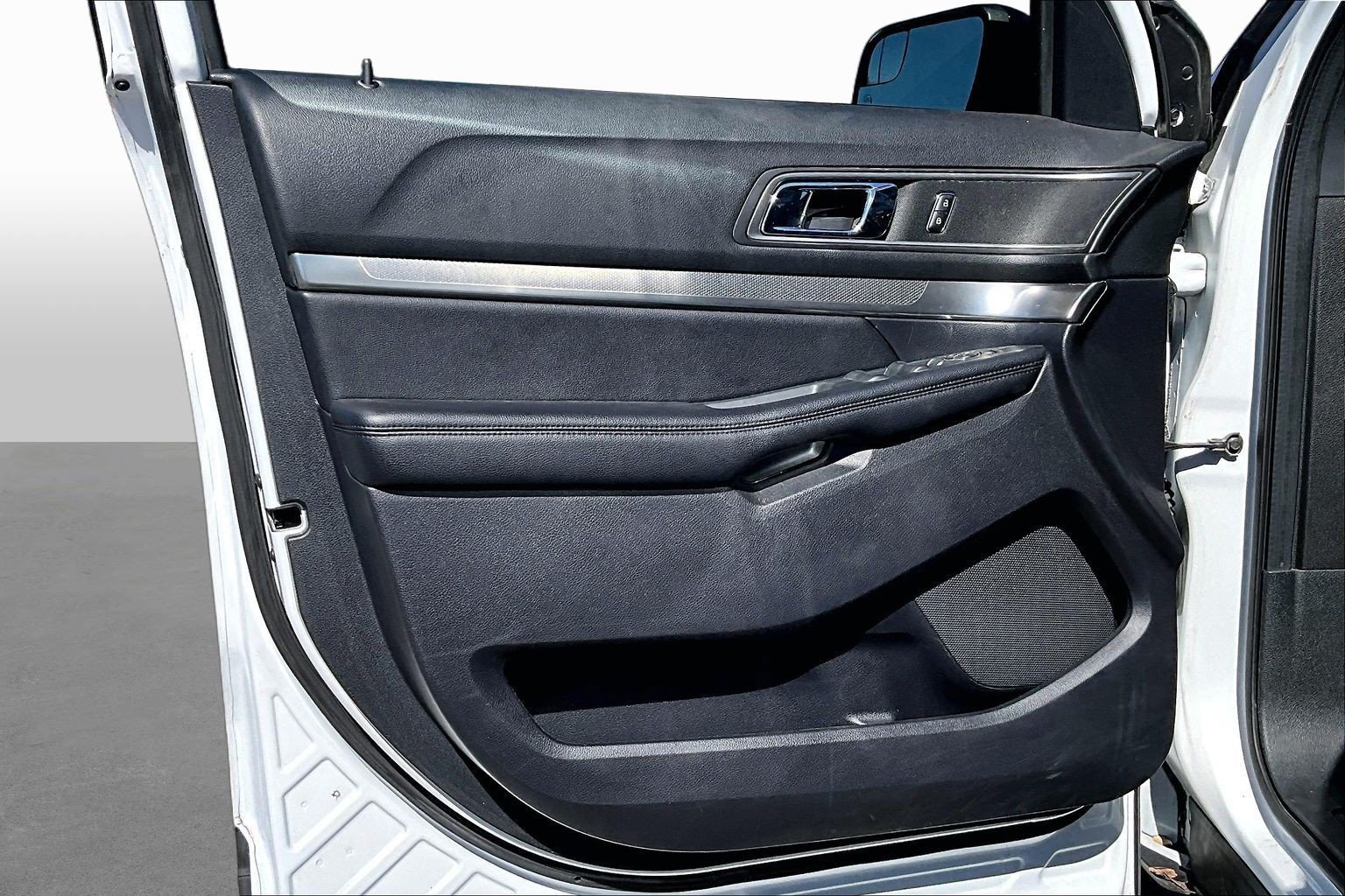 Used 2018 Ford Explorer XLT w/ Equipment Group 201A FWD image 17
