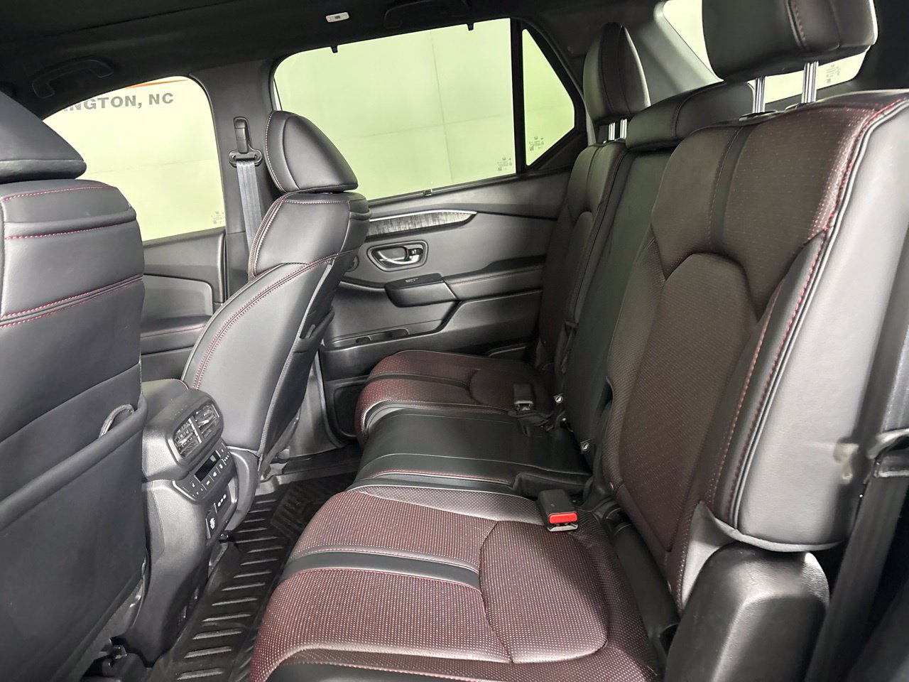 Used 2025 Honda Pilot Black Edition image 28