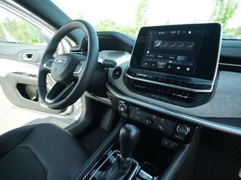 Used 2025 Jeep Compass Latitude AWD/4WD image 37
