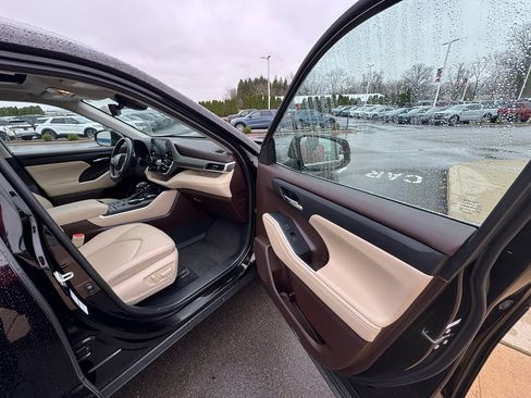 Used 2022 Toyota Highlander XLE image 11