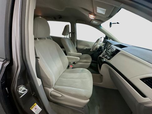 Used 2011 Toyota Sienna FWD image 31