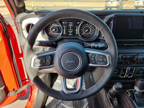 Used 2025 Jeep Wrangler Unlimited Sahara image 16