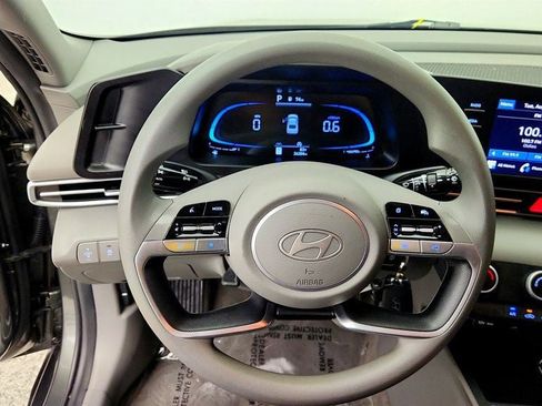 Used 2024 Hyundai Elantra SE FWD image 12