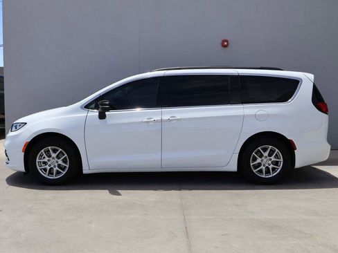 Used 2024 Chrysler Pacifica Touring-L FWD image 2