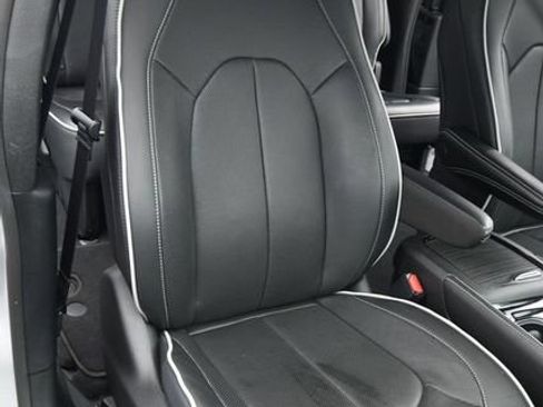 Used 2026 Chrysler Pacifica Limited FWD image 16