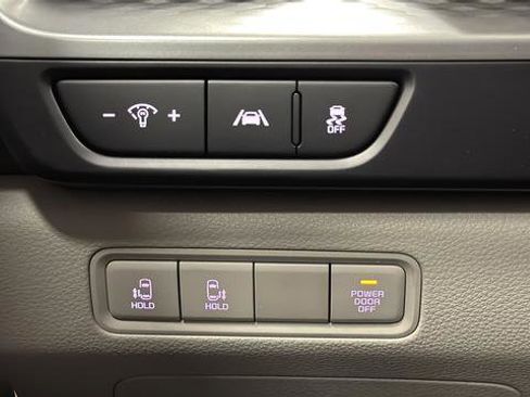 Used 2024 Kia Carnival LX image 31