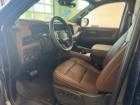 Used 2026 Chevrolet Suburban High Country AWD/4WD image 5