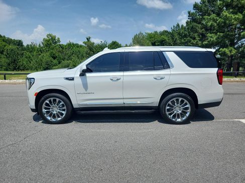 Certified 2022 GMC Yukon SLT w/ SLT Premium Package AWD/4WD image 2