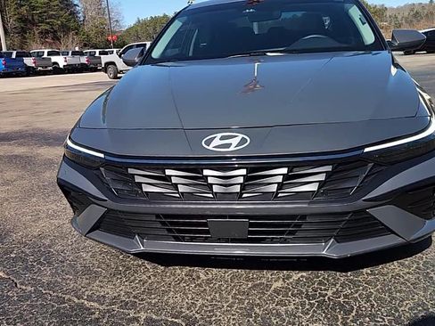 Used 2024 Hyundai Elantra SEL w/ Convenience Package image 3