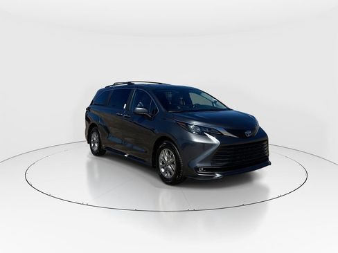 Used 2025 Toyota Sienna XLE FWD image 2