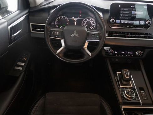 Used 2023 Mitsubishi Outlander SE image 25