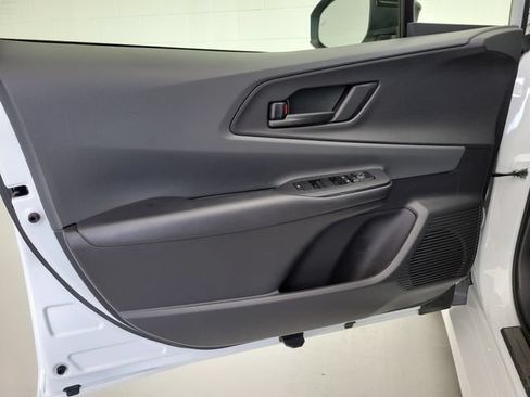 Used 2025 Toyota Prius LE FWD image 19