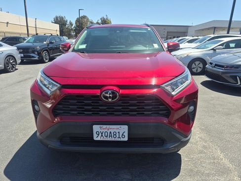 Used 2021 Toyota RAV4 XLE w/ Convenience Package FWD image 3