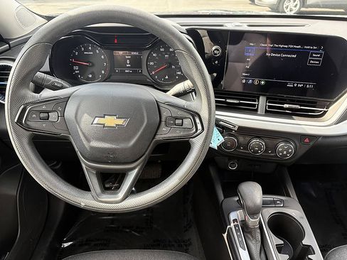 Used 2025 Chevrolet Trax LS w/ LS Convenience Package FWD image 15