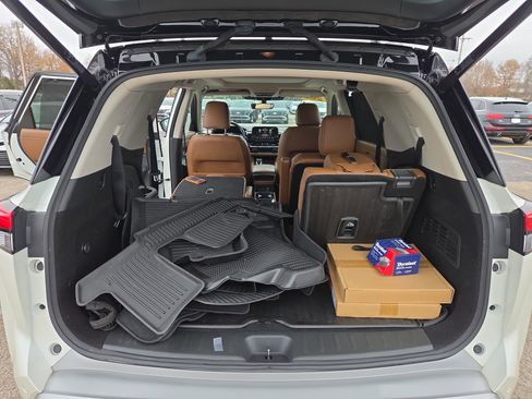 Used 2023 Nissan Pathfinder Platinum image 10