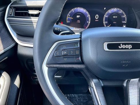 Used 2023 Jeep Grand Cherokee L Limited AWD/4WD image 18