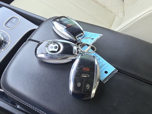 Used 2017 Bentley Bentayga AWD/4WD image 36
