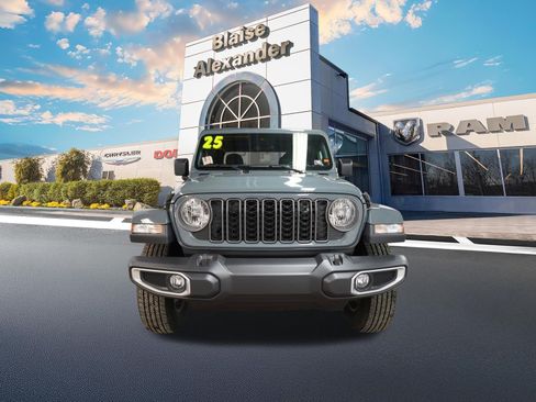 Used 2025 Jeep Gladiator Sport AWD/4WD image 10