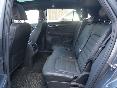 Used 2024 Volkswagen Atlas Cross Sport SEL R-Line image 9