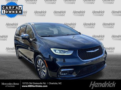 Used 2022 Chrysler Pacifica Limited w/ Uconnect Theater Family Group